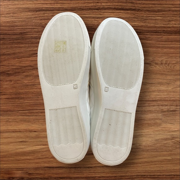 Dreampairs Classic White Quilted Slip-On Sneakers - Picture 6 of 9